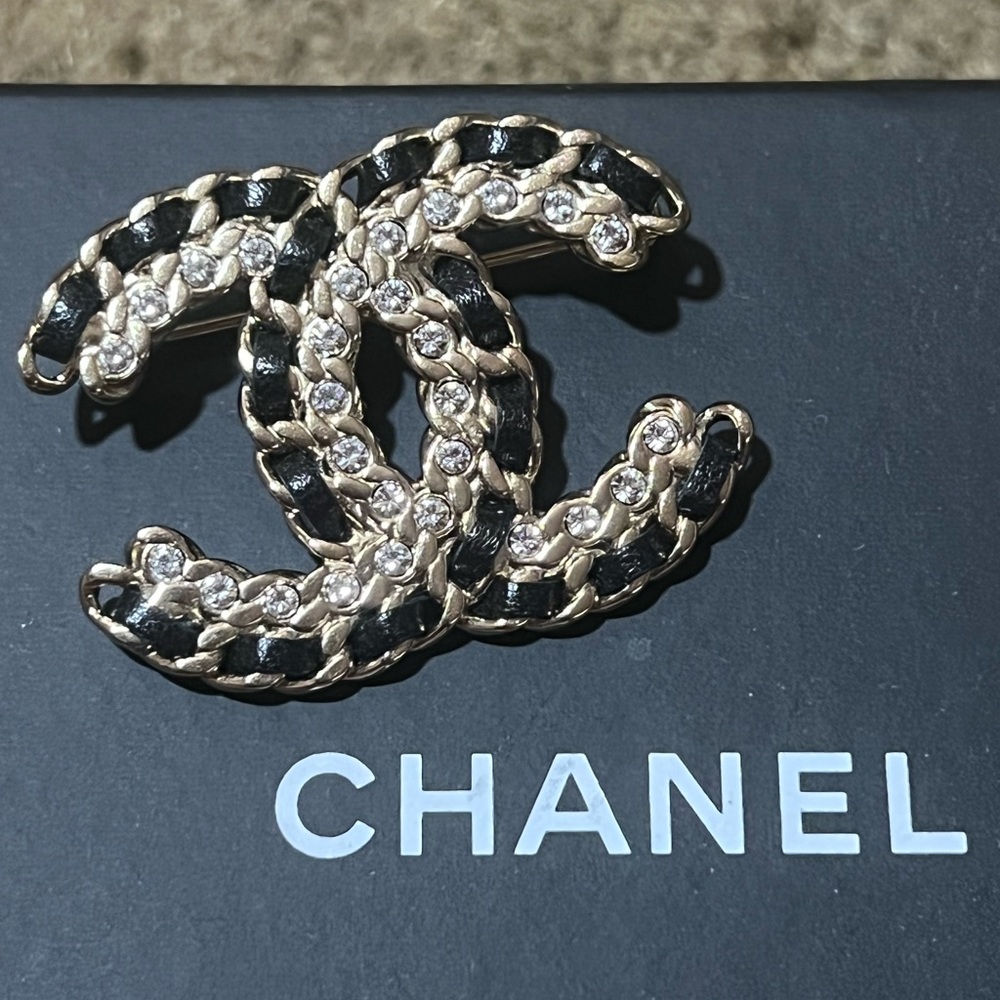 🦄Chanel Gold Rhinestone Lambskin Chain Brooch🦄